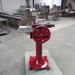 meat slicer on foot 